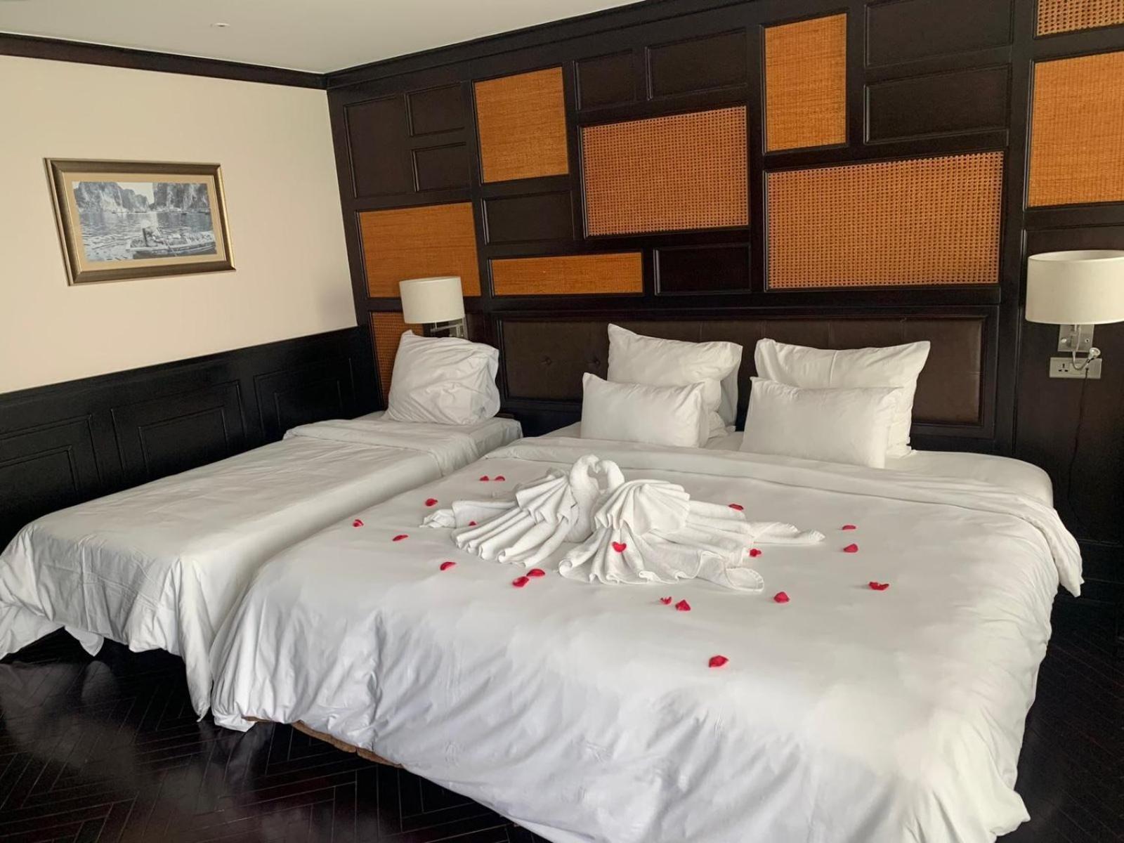 Ambassador Cruise Halong Bay 호텔 하롱 외부 사진