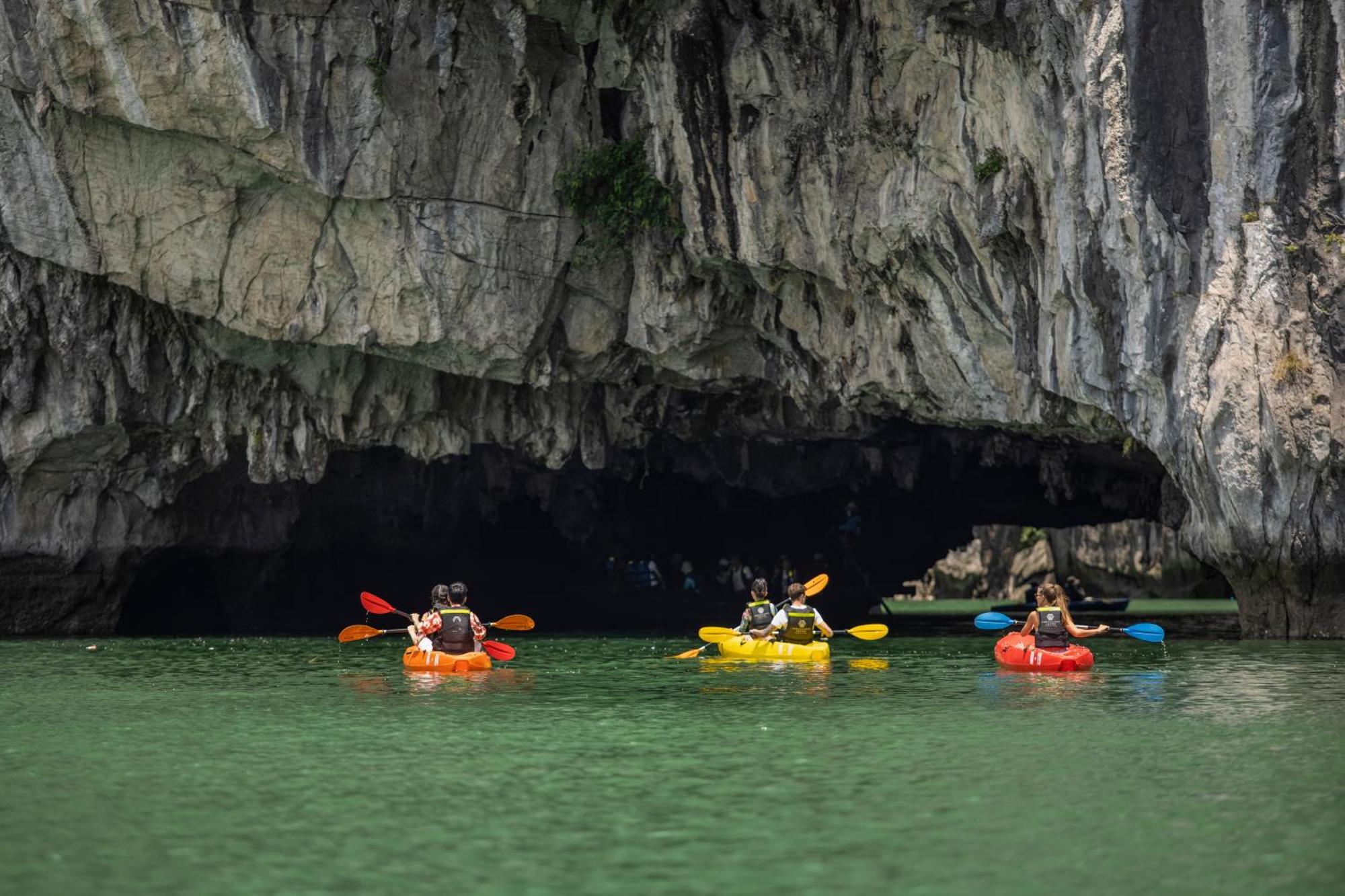 Ambassador Cruise Halong Bay 호텔 하롱 외부 사진