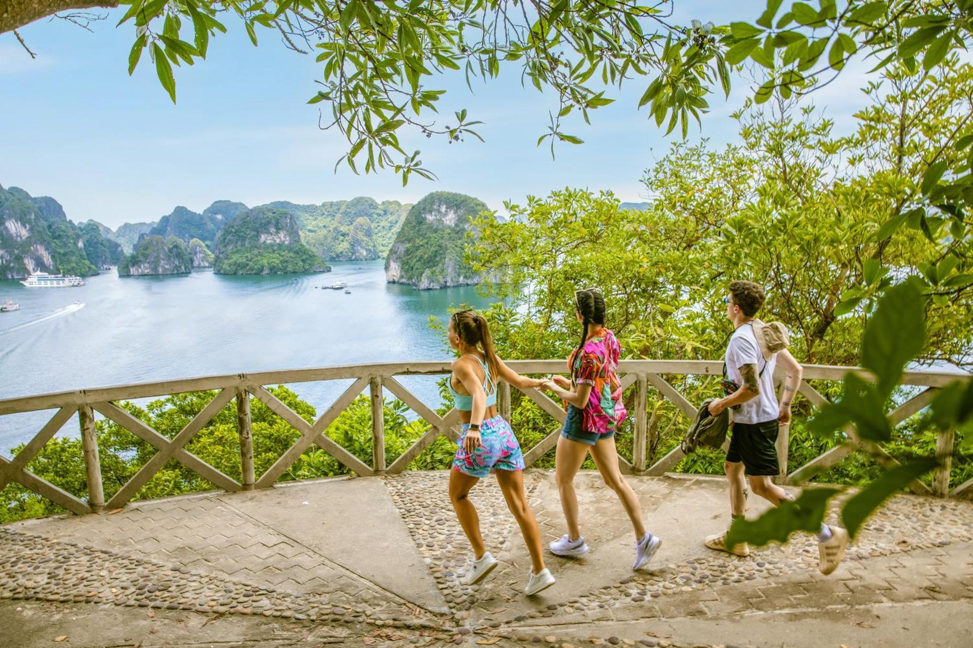 Ambassador Cruise Halong Bay 호텔 하롱 외부 사진