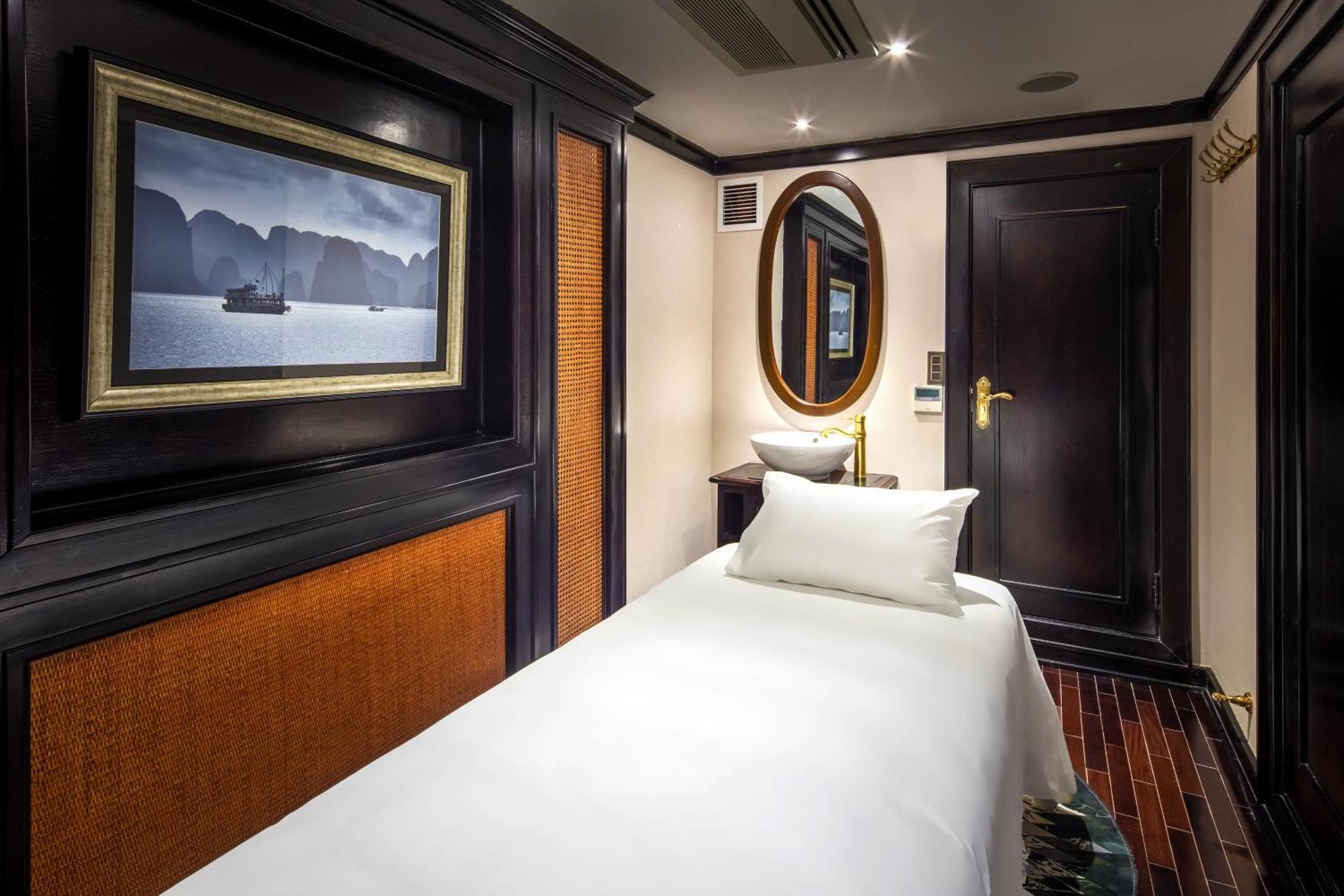 Ambassador Cruise Halong Bay 호텔 하롱 외부 사진